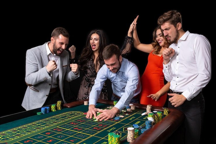Contoh putaran Monopoly Live dengan dealer memutar dadu dan pemain melihat hasil secara real-time